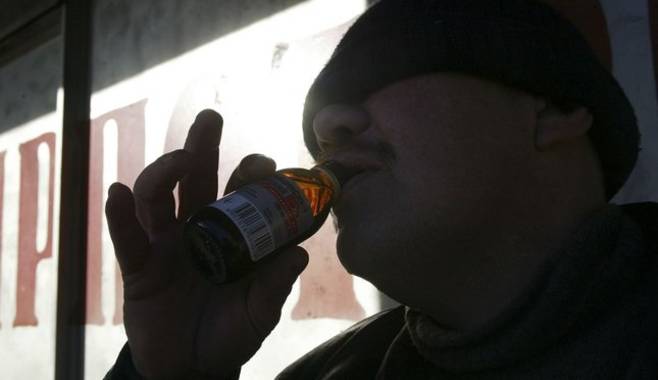 Россияне все больше и больше пьют духи вместо водки
